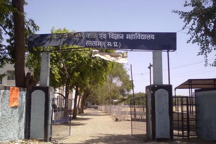 https://cache.careers360.mobi/media/colleges/social-media/media-gallery/23941/2019/6/22/College View of Government Post Graduate Arts and Science College Ratlam_Campus-View.jpg